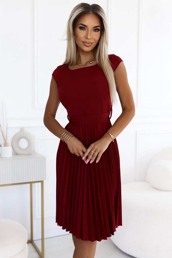 LILA Pleated dress with short sleeves - color burgundy