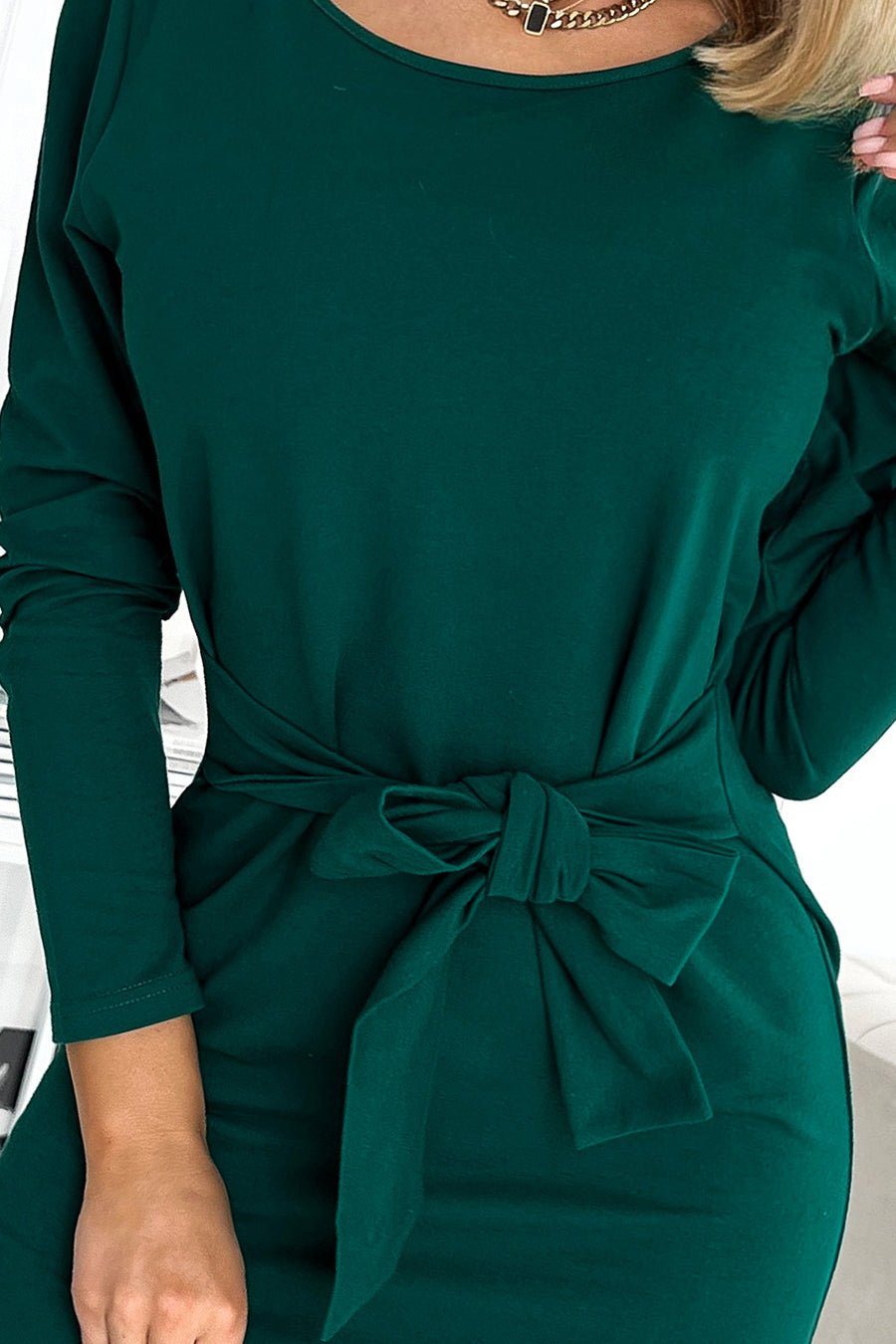 Dress with long sleeves and a binding at the waist - green