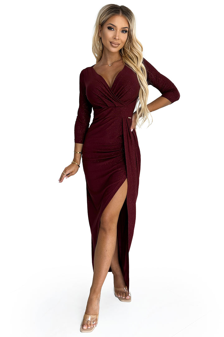 Shiny dress with a neckline and a slit on the leg - Burgundy color