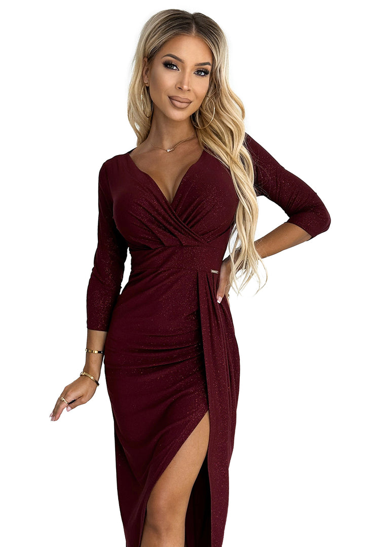 Shiny dress with a neckline and a slit on the leg - Burgundy color