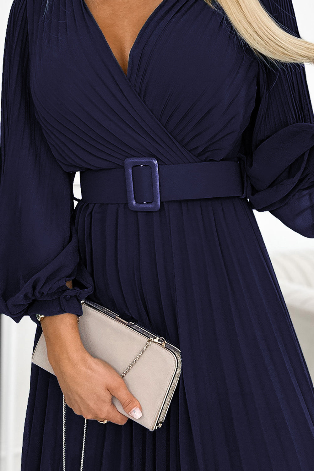 KLARA pleated dress with a belt and a neckline - navy blue