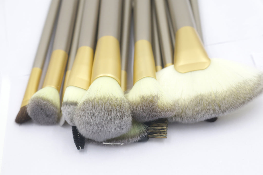 ✨ White Pearl Makeup Brush Set (12 / 18 / 24 PCS) 💄