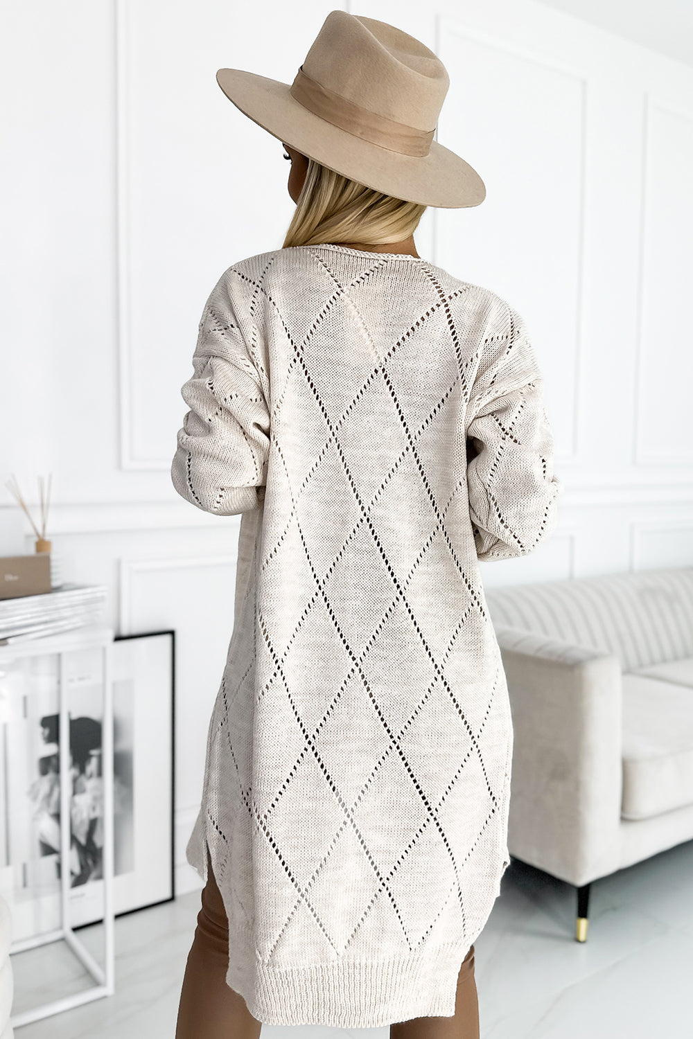 Cardigan - sweater cape with a longer back in openwork diamonds - Beige