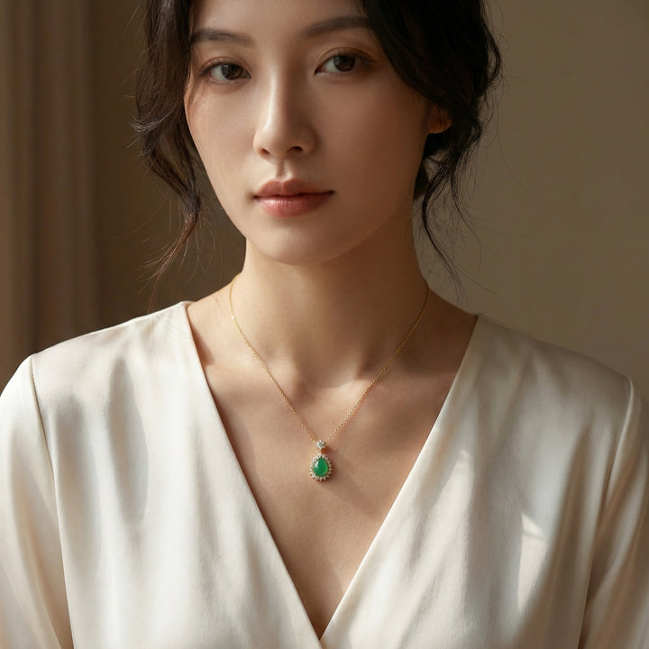 ✨ Pear-Shaped Green Gemstone Necklace