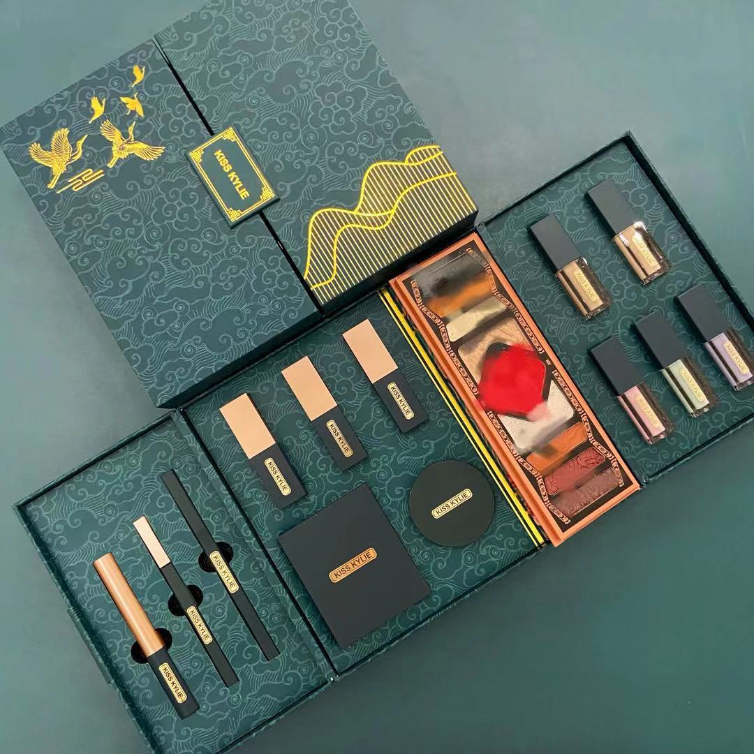 🏮 Carved National Style Makeup Gift Box – Concealer, Lipstick & Beauty Set (Idle Cloud Crane Edition) ✨