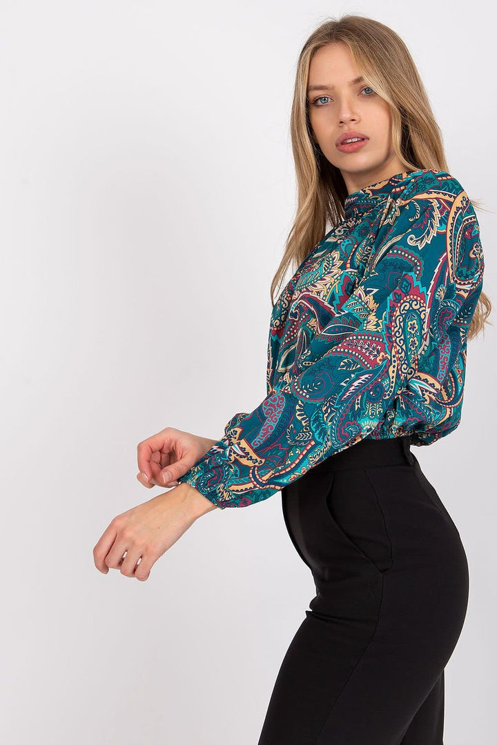 Short blouse with long sleeves and a stand-up collar