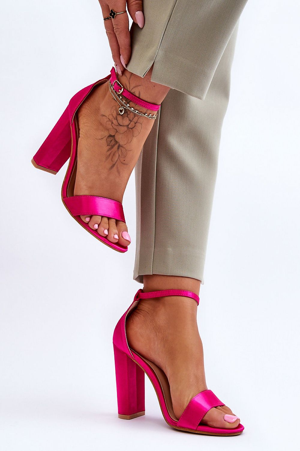 Heel sandals Step in style