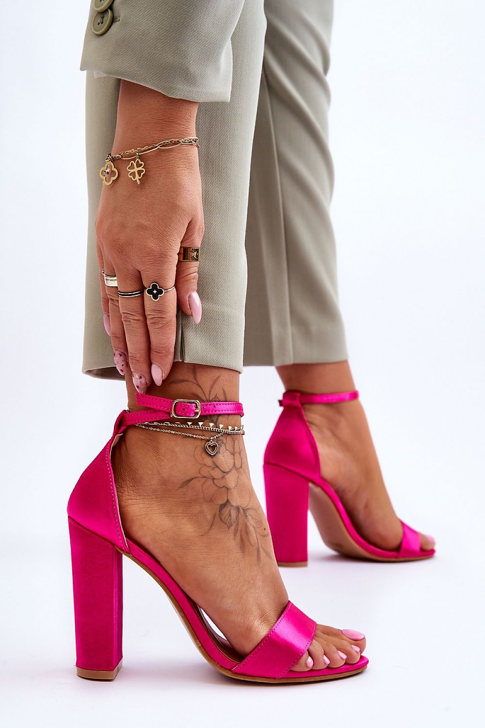 Heel sandals Step in style