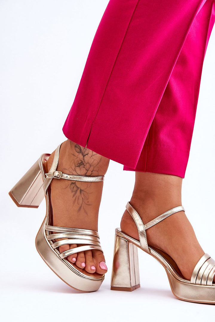 Heel sandals Step in style