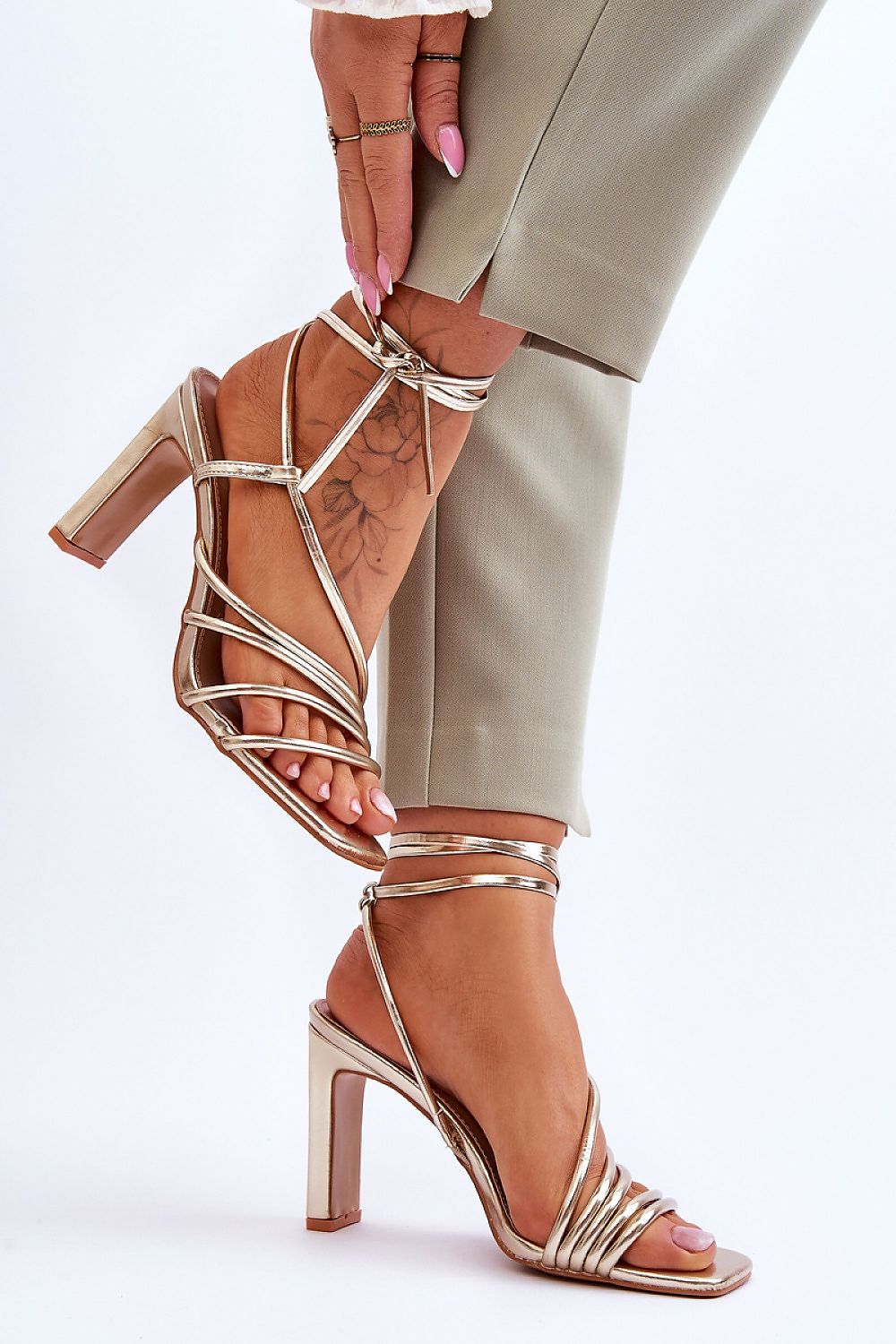 Strappy sandals Step in style