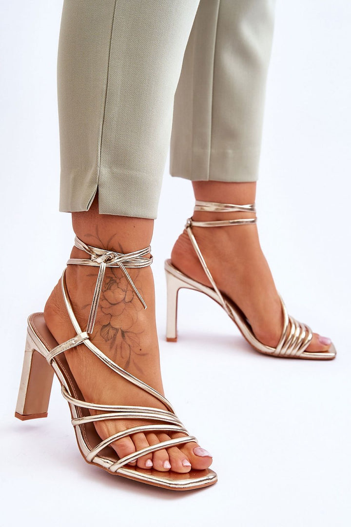 Strappy sandals Step in style