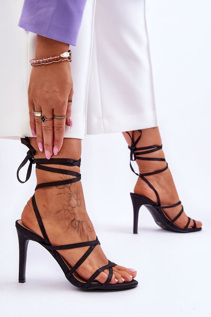 Strappy sandals Step in style