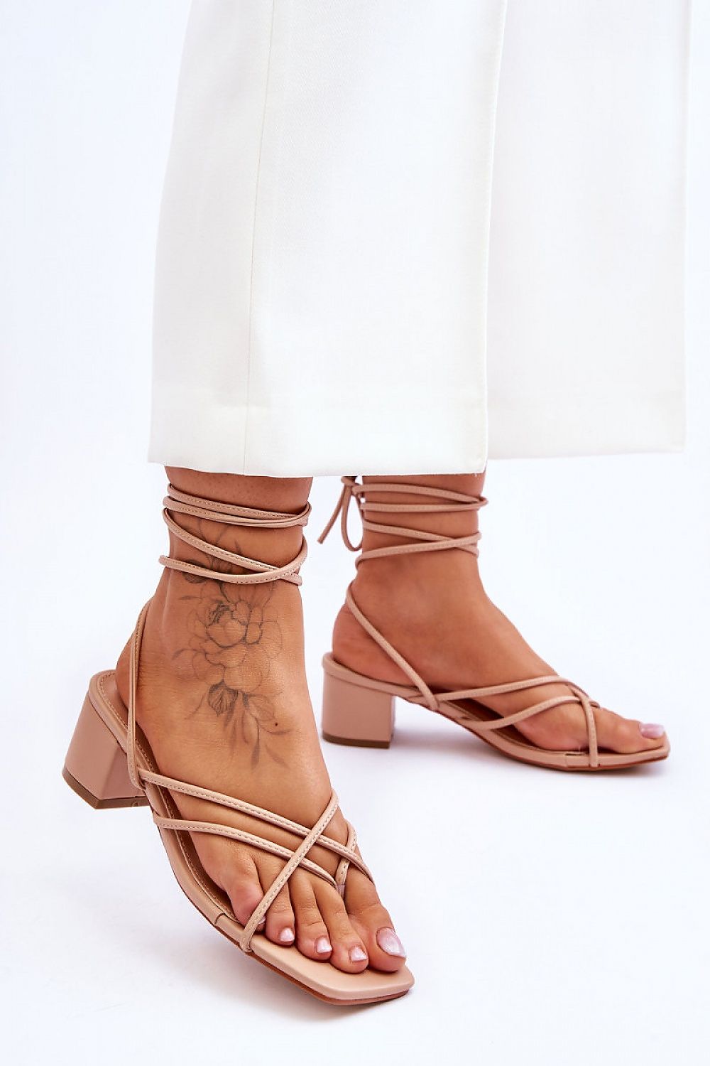 Strappy sandals Step in style