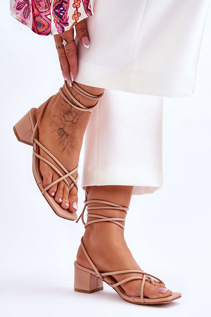 Strappy sandals Step in style