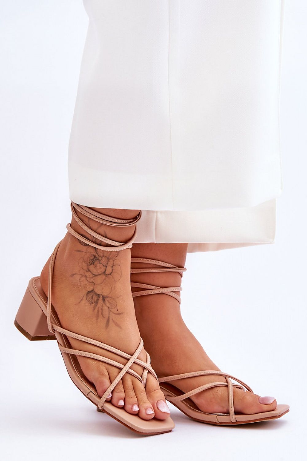 Strappy sandals Step in style