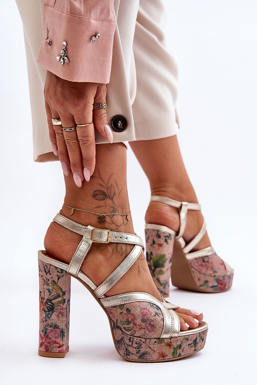 Heel sandals Step in style