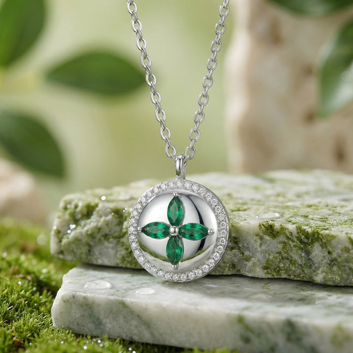🌿 Green Floral Pendant Necklace