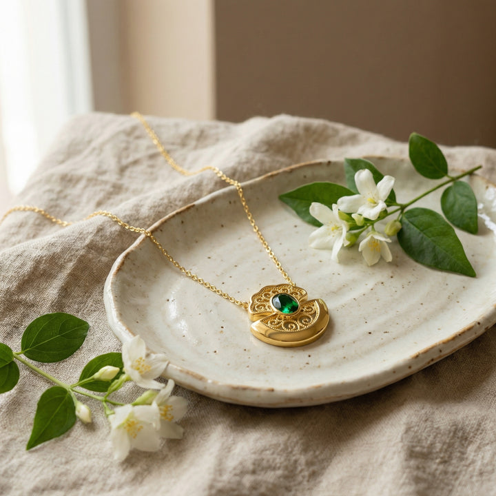 💚 Emerald-Tone Filigree Pendant Necklace