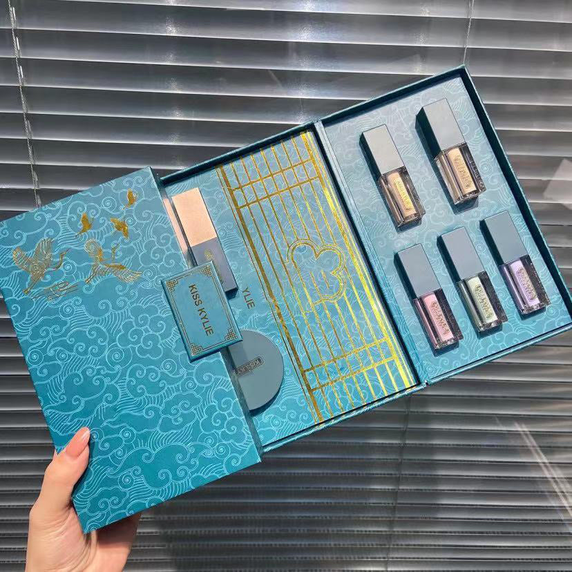 🏮 Carved National Style Makeup Gift Box – Concealer, Lipstick & Beauty Set (Idle Cloud Crane Edition) ✨