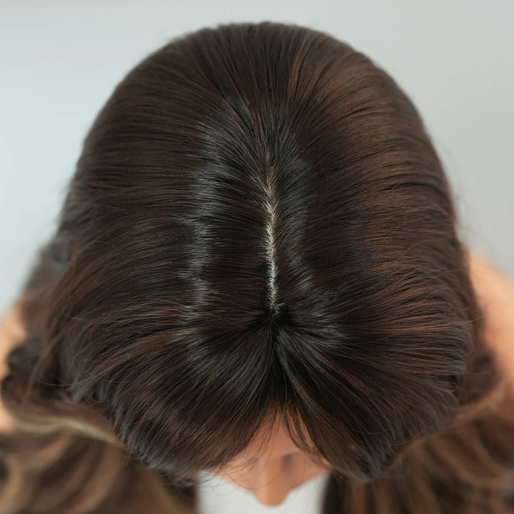 30-inch long curly highlighted brown synthetic hair wig. Made from heat-resistant fiber for a natural matte finish. Peluca.