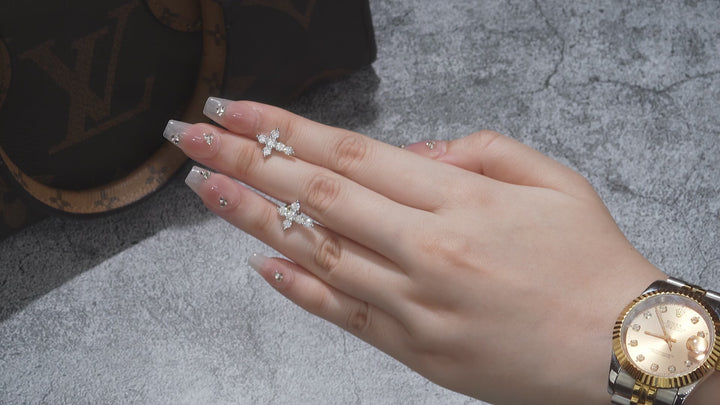 A Luxurious And Fashionable Minimalist Jewelry Earring Set Featuring Top-quality Moissanite Stones, Made Of S925 Silver Electroplated With Platinum.