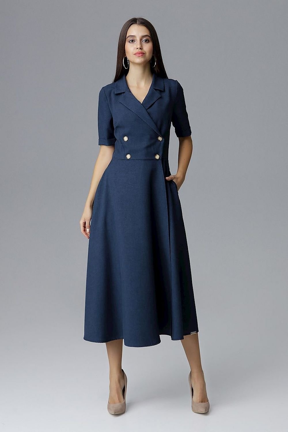 A 7/8-length double-breasted Daydress  Figl