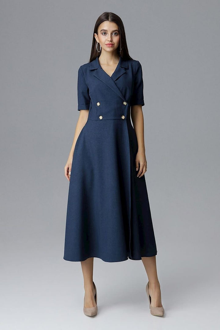 A 7/8-length double-breasted Daydress  Figl