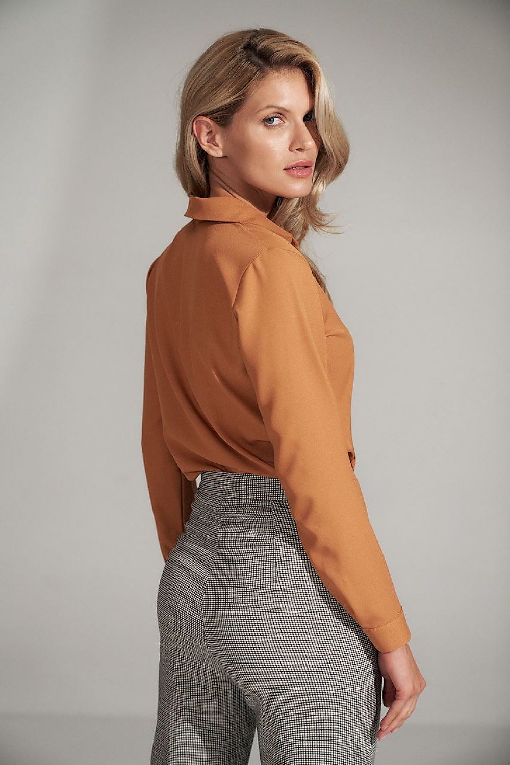 Shirtcut Blouse With A Collar With Two Vertical Pleats Figl