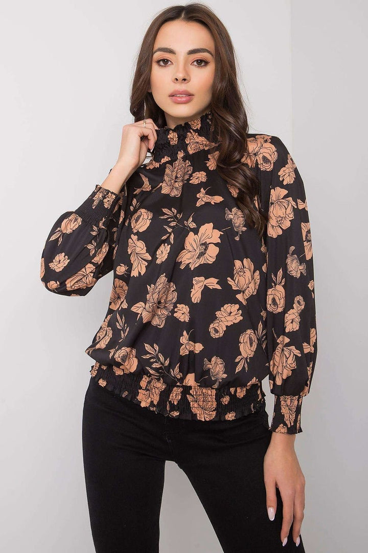 Blusa de terciopelo de manga larga con cuello alto.