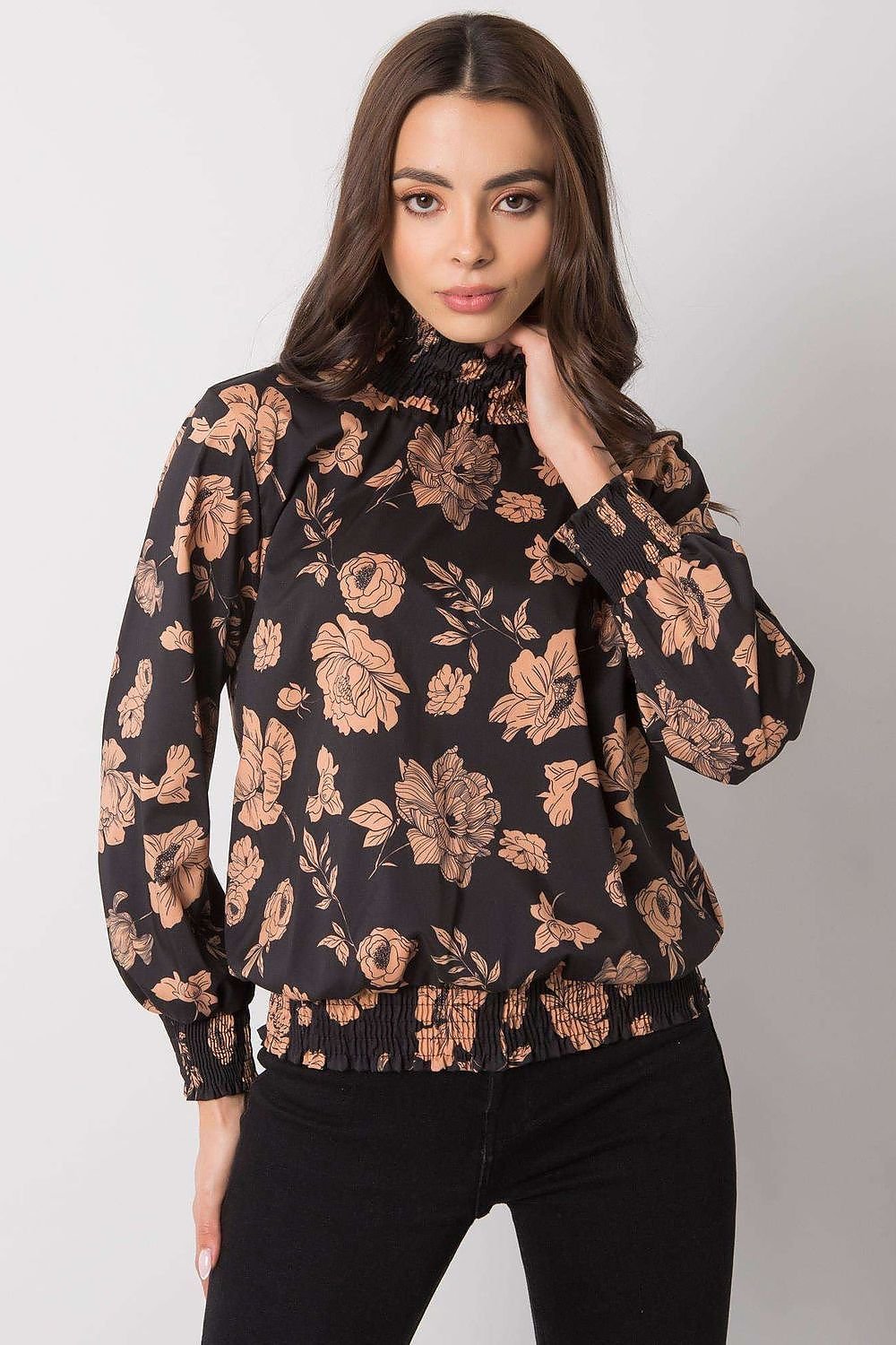 Blusa de terciopelo de manga larga con cuello alto.