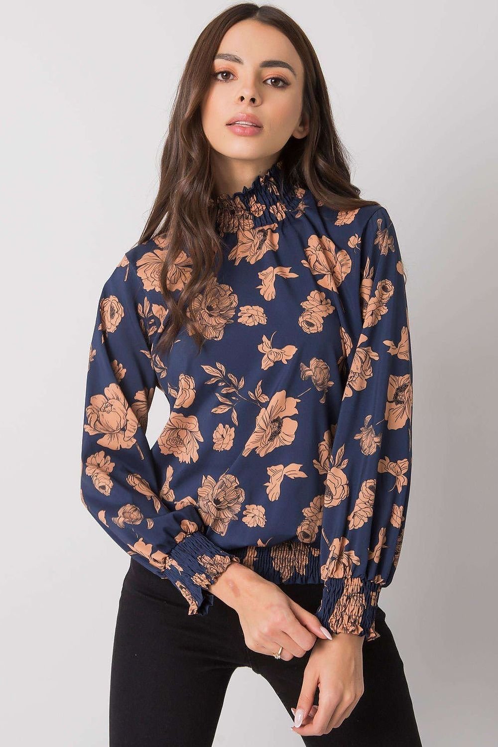 Blusa de terciopelo de manga larga con cuello alto.