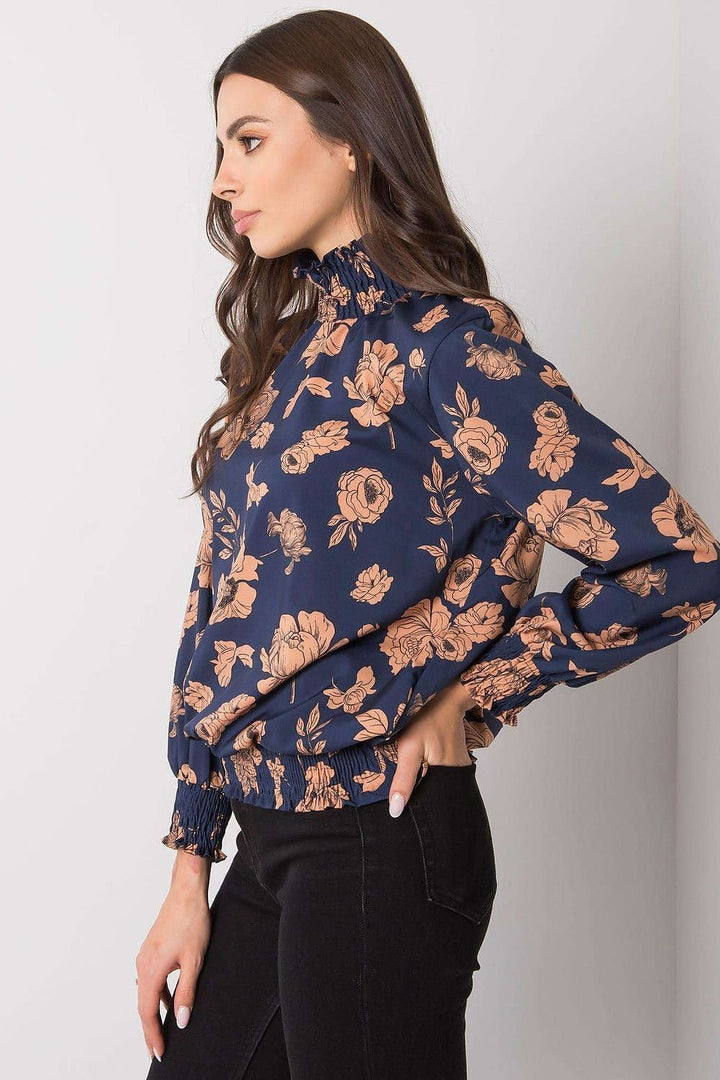 Blusa de terciopelo de manga larga con cuello alto.