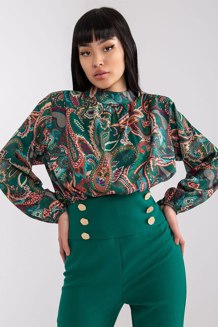 Short blouse with long sleeves and a stand-up collar