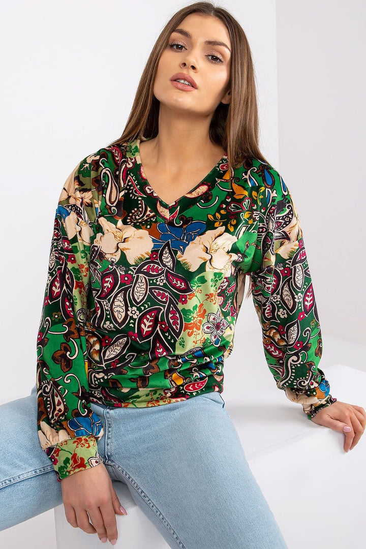 Blusa de manga larga y escote en pico.